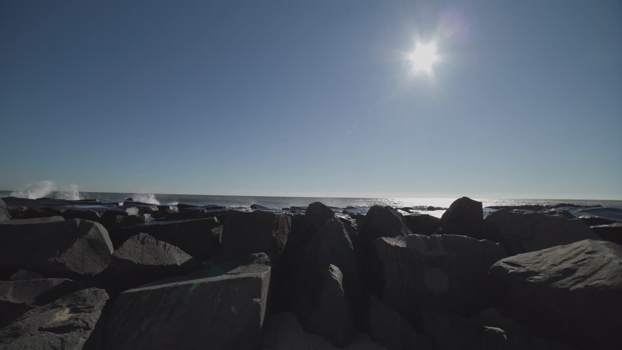 해변 부두에 부서지는 파도