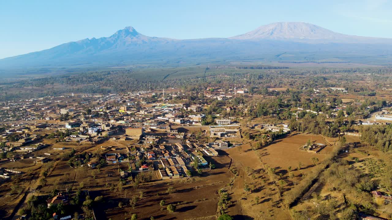 amanecer paisaje de kenya con una aldea, kilimanjaro y parque nacional de amboseli - seguimiento, vista aérea de avión no tripulado