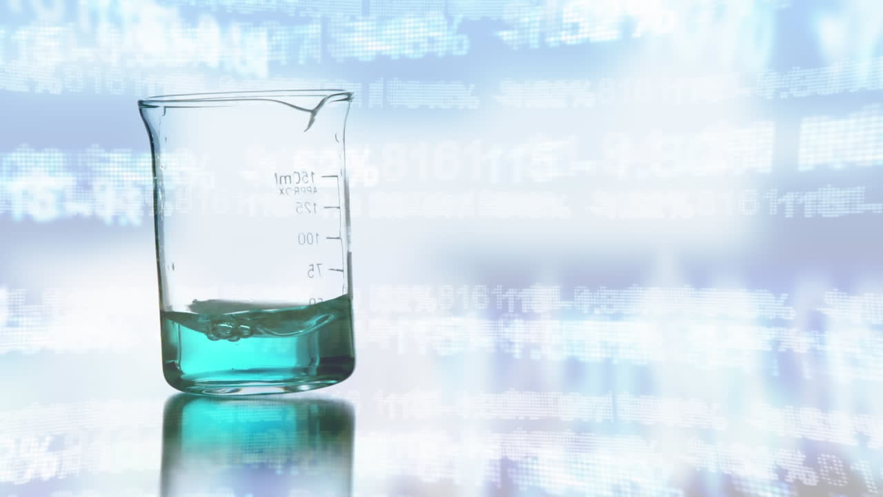 vaso con líquido azul girando con datos moviéndose a su alrededor