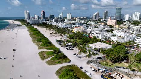 retiro aéreo rápido y alto sobre la playa de miami, florida.