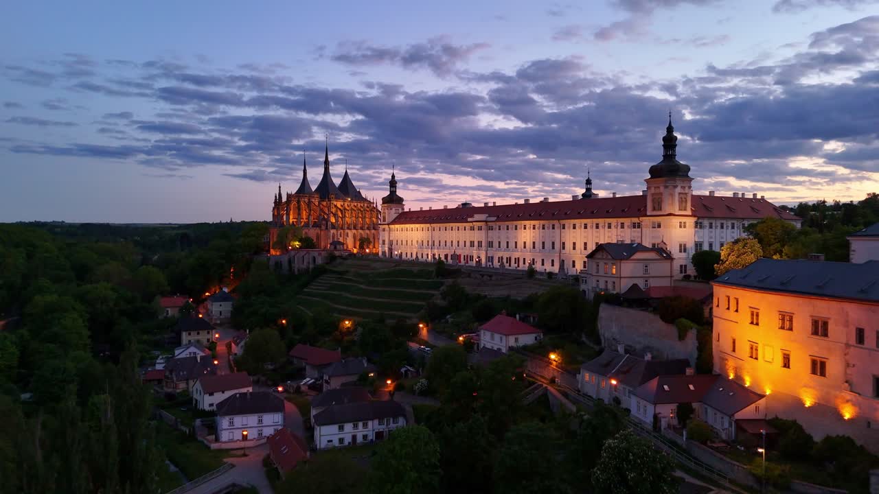 Vista aerea al tramonto della Chiesa di Santa Barbara e del Collegio dei Gesuiti che si affacciano sui tetti a Kutná Hora. Repubblica Ceca.