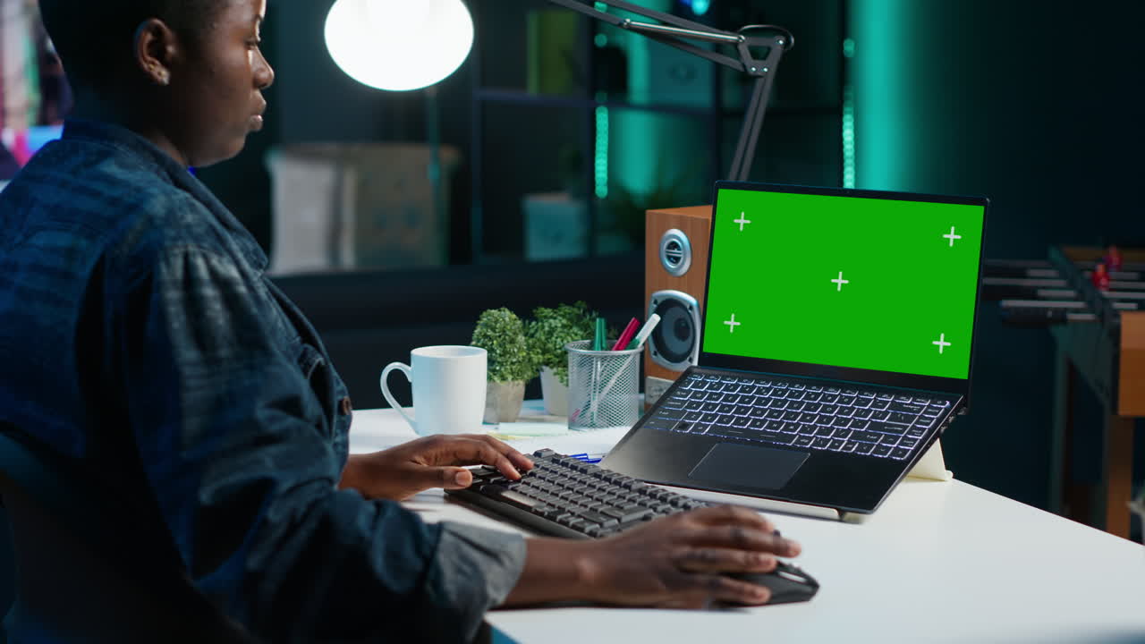 mulher a trabalhar no portátil à noite.