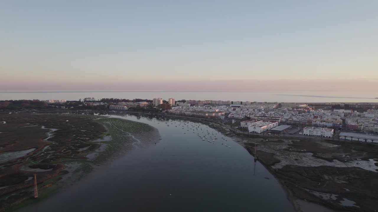 vuelo de drones sobre rio carreras con vista a isla cristina, huelva, españa