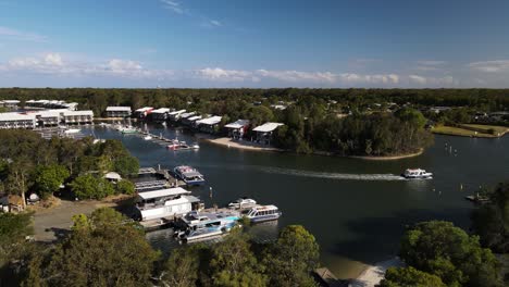 el taxi de agua sale de la marina de couran cove en el sur de la isla de stradbroke, un suburbio de la costa dorada de queensland, australia.