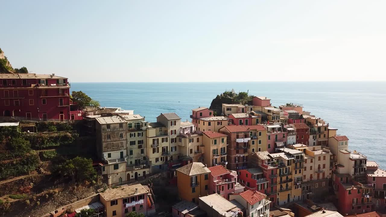 La parte alta della città di Manarola vicino al Mar Mediterraneo