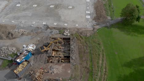 Baustelle-Mit-Bagger,-Luftrückansicht,-Die-Stadtbild-Im-Nordischen-Land-Enthüllt