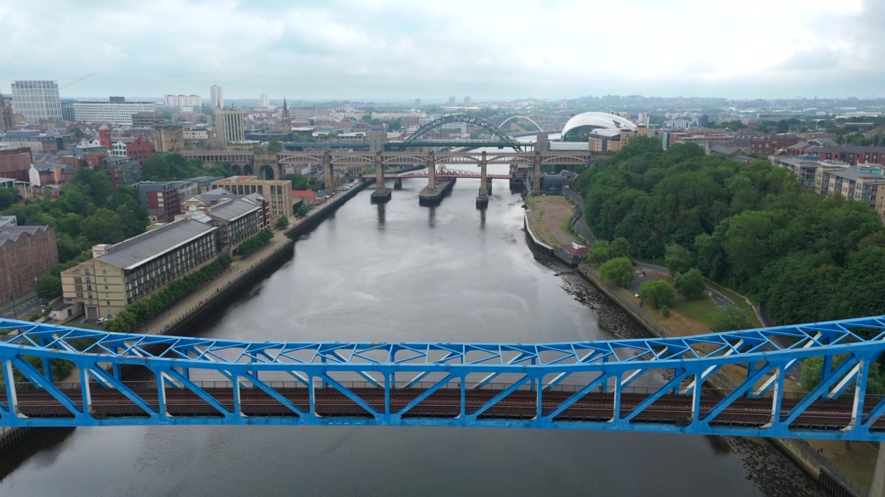 Drone passa sopra il Ponte della Metropolitana Blu, rivelando i numerosi ponti di Newcastle lungo il fiume Tyne, Inghilterra.