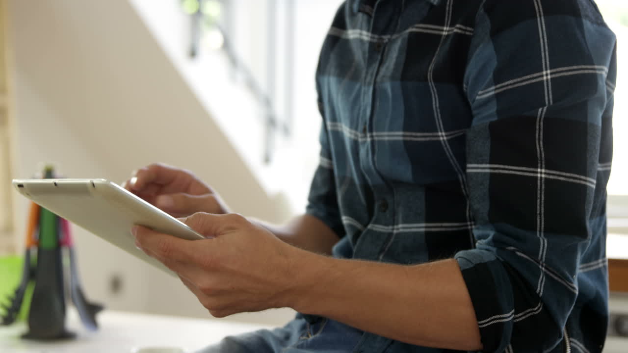 el hombre está usando una tableta.