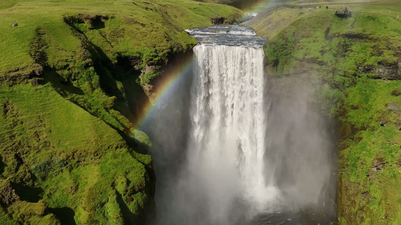 increíble cascada skogafoss en islandia en cámara lenta con un hermoso cielo