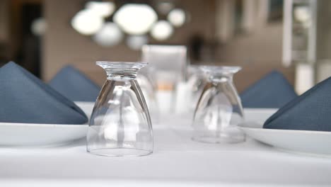 decoración de mesa con mantel blanco y vajilla de vidrio