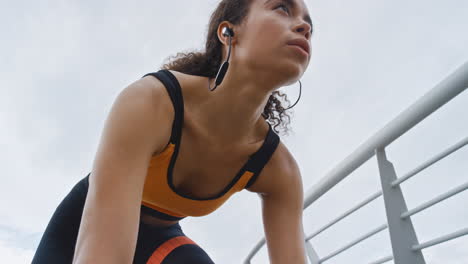 jovencita, comienza a correr