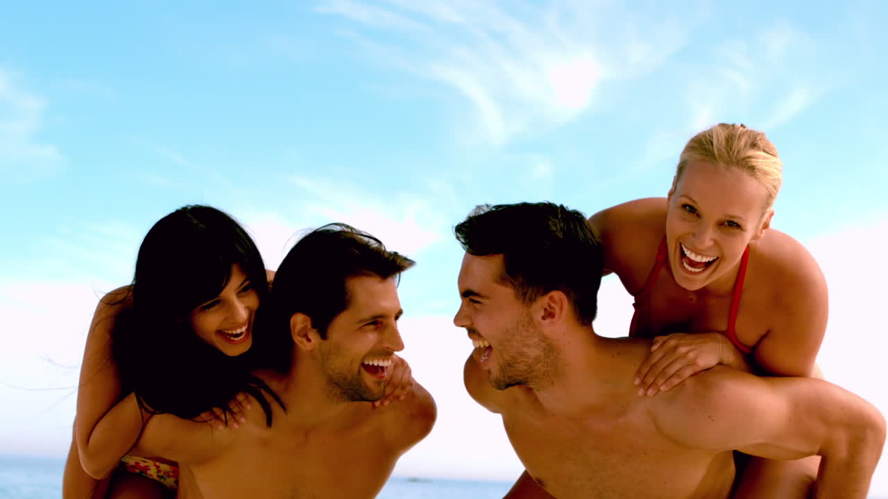 여자애들이 남자친구의 등 위에 뛰어다니고