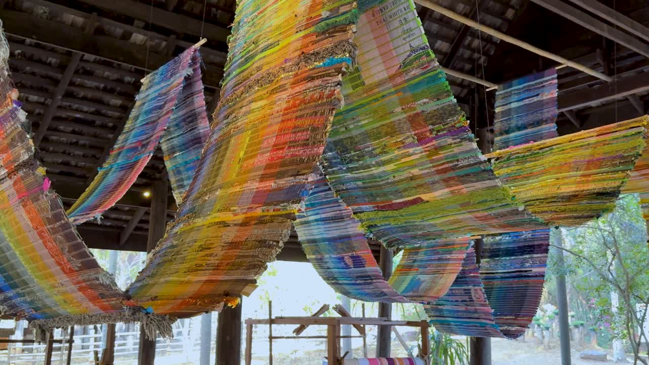 전통적인 환경에서 활기찬 직물 직물