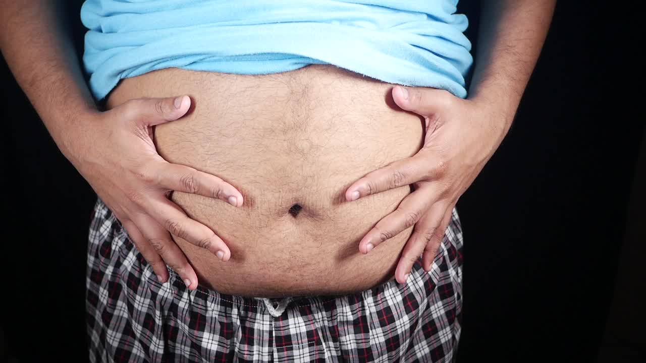hombre con un vientre grande