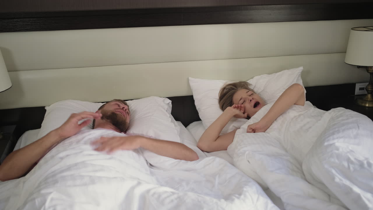 침대에서 깨어나는 부부