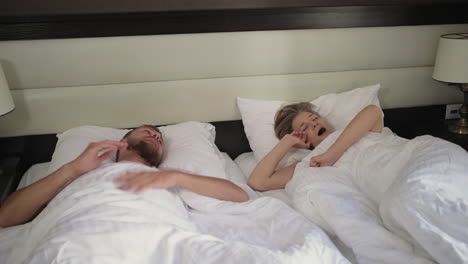 pareja despertando en la cama