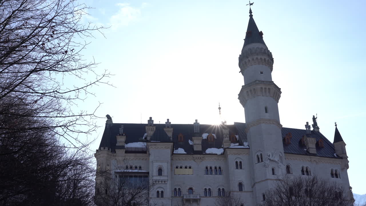 vista lateral del castillo de neuschwanstein en imágenes de baviera 4k