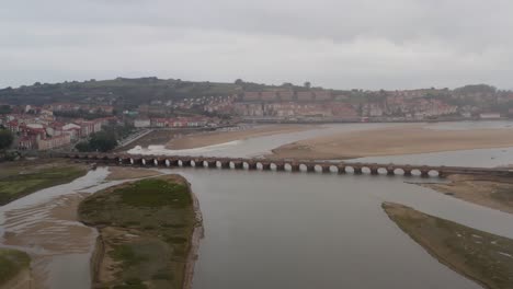 Pintoresco-Pueblo-Costero-En-El-Norte-De-España,-Salida-Aérea,-Paisaje-Tranquilo.