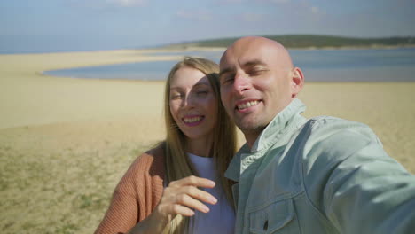 pareja teniendo video chat en la playa