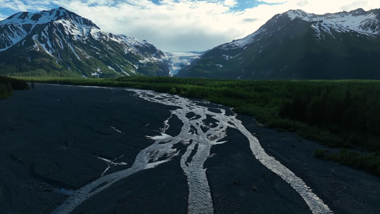 canales trenzados de río con paisaje de montaña, vista desde la salida de la carretera del glaciar en alaska, estados unidos