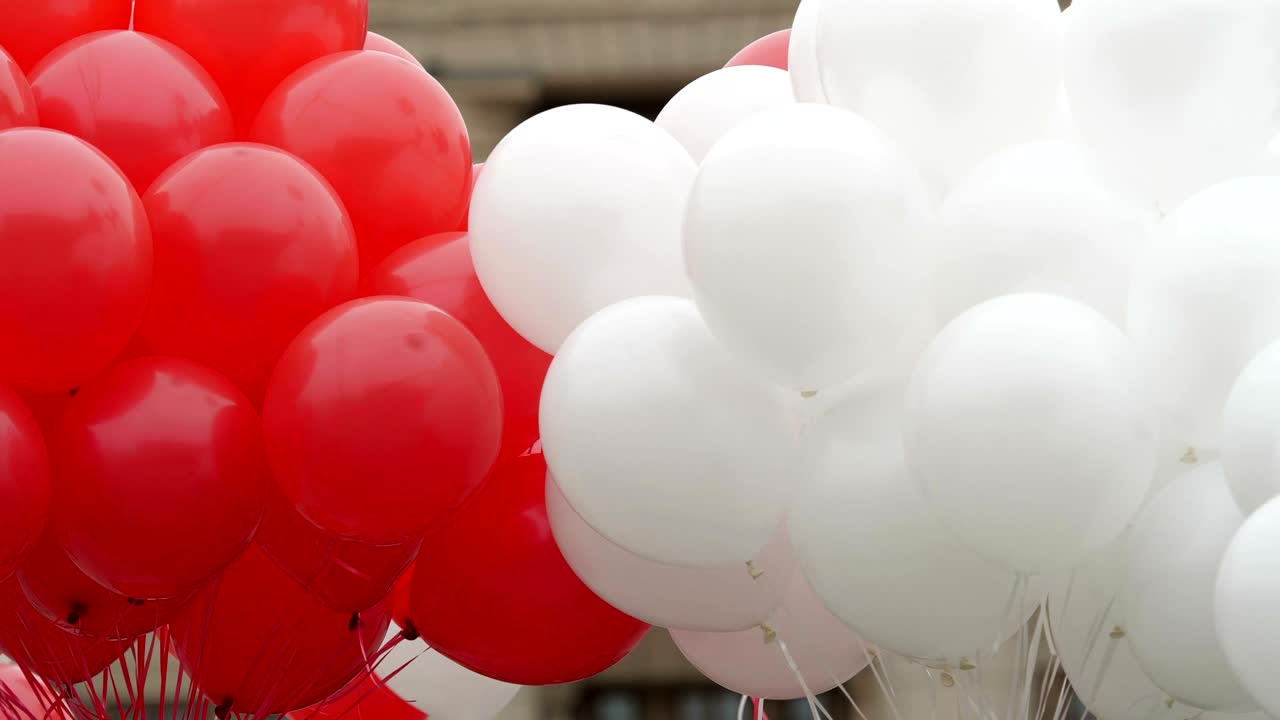 los globos de helio festivos.