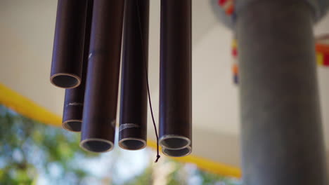 primer plano de las campanas de viento de color marrón oscuro