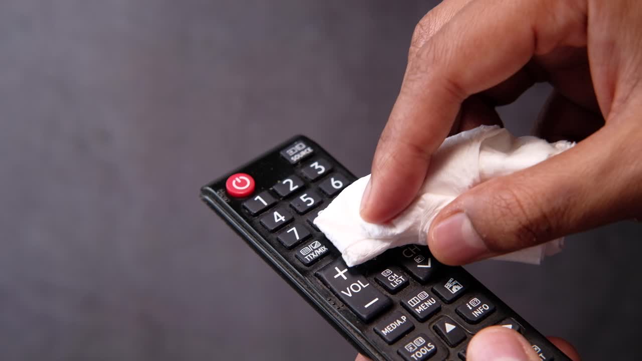 티셔츠 로 tv 리모컨 을 청소 하는 것