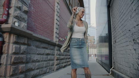 woman dancing in urban alleyway