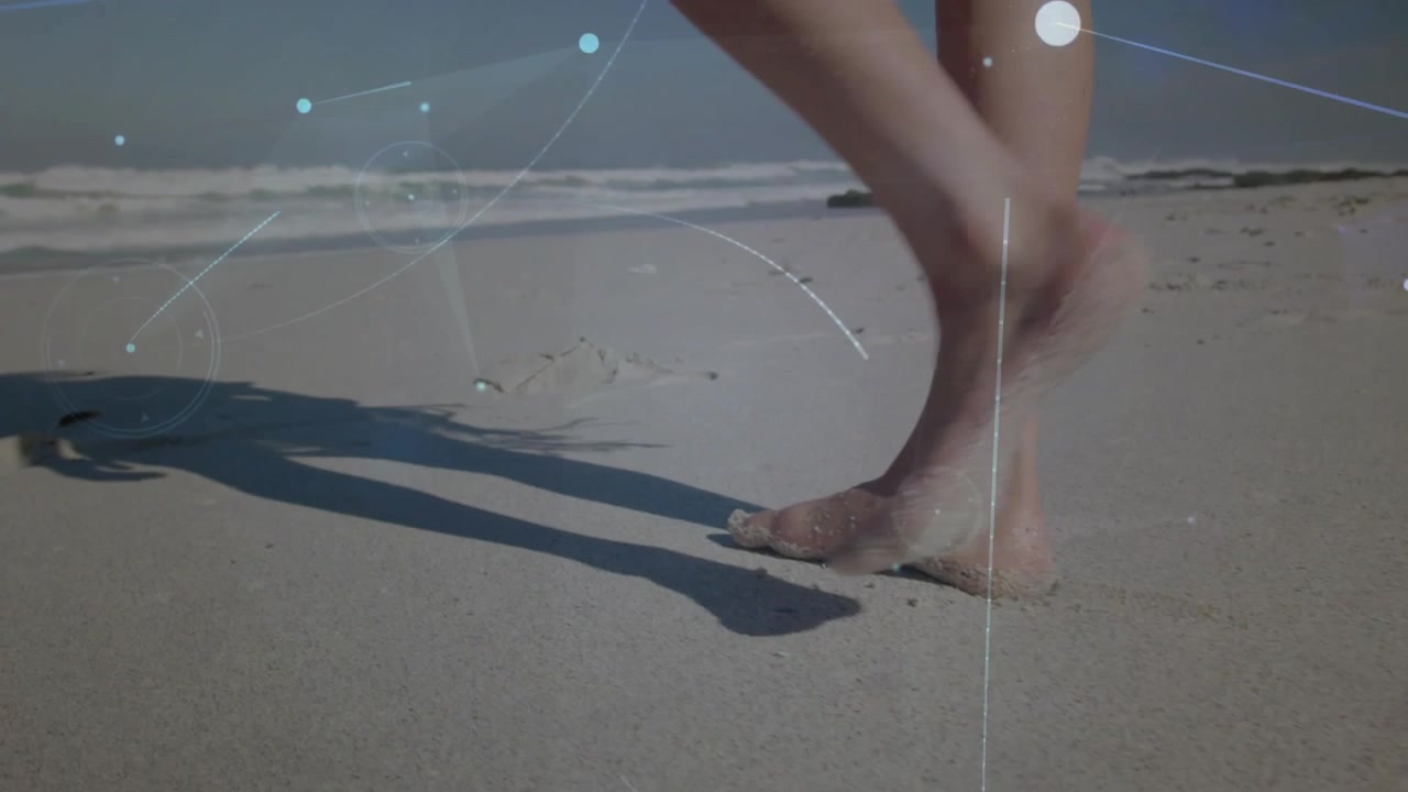 Frau geht barfuß am Strand, setzt Fuß nahe der Brandung und zeigt Technologieschritt mit Partikeln