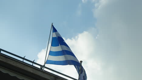 Griechische-Flagge-Weht-Vor-Einem-Klaren-Blauen-Himmel