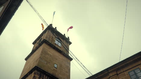 Torre-Del-Reloj-De-Piedra-Bajo-La-Lluvia