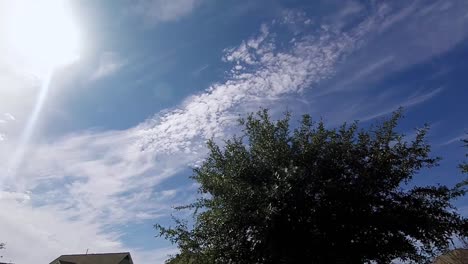 nubes moviéndose a través del cielo