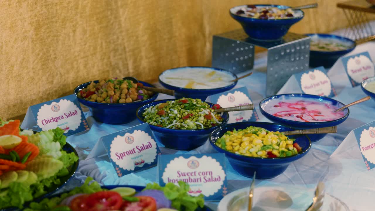 imágenes de cocina cinematográfica de 4k de un buffet de comida india para el festival de diwali con varios platos típicos indios