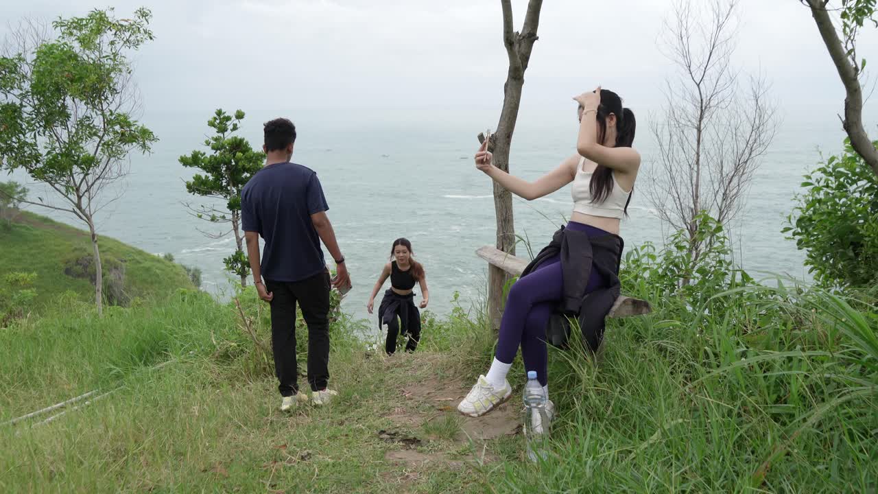 해변에서 사진을 찍는 친구들