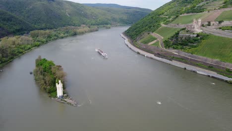 Flusskreuzfahrtschiff-Im-Mittelrheintal-Inmitten-Von-Mäuseturm-Und-Burg-Ehrenfels