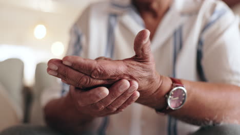 persona de edad avanzada con dolor en la mano