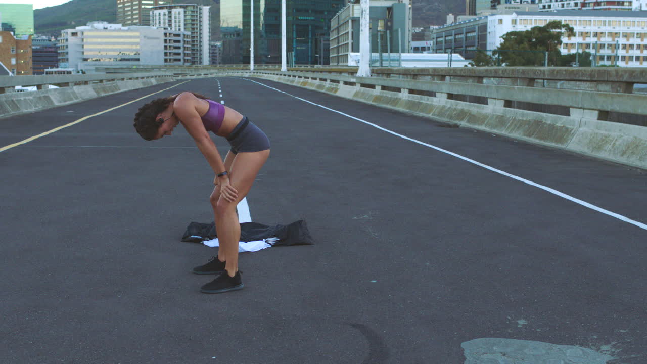 운동 후 도시 다리 에 어 있는 여자