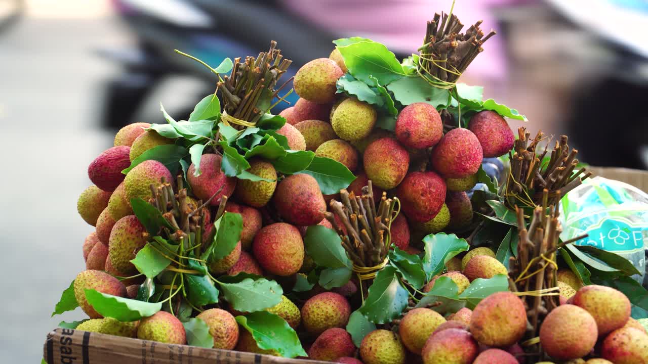 Sekelompok buah leci segar dijual di jalanan Kota Ho Chi Minh, Saigon, Vietnam.