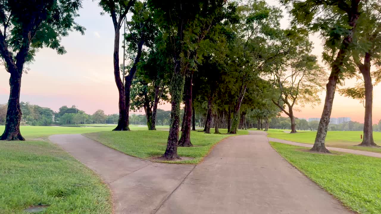 el camino sereno del campo de golf durante la puesta de sol en bangkok