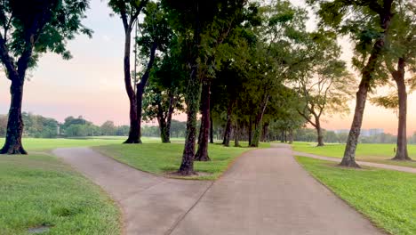 el camino sereno del campo de golf durante la puesta de sol en bangkok