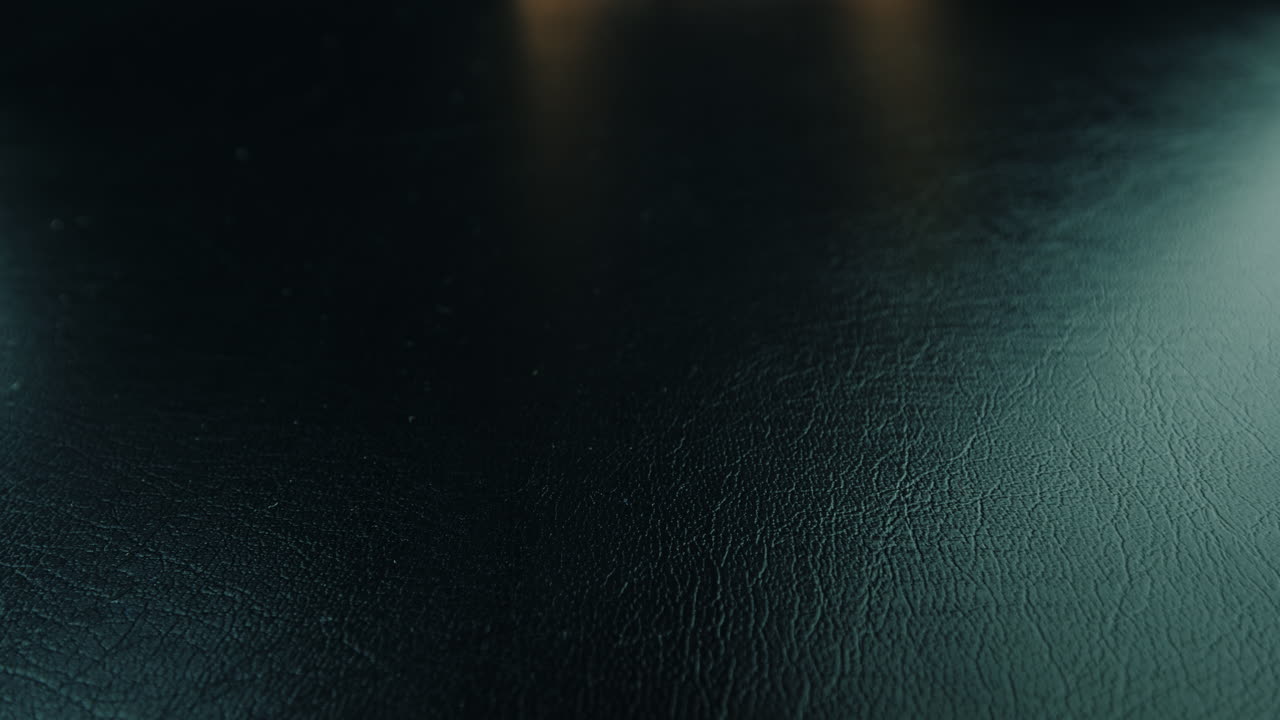 テーブルからコインの束を取る手