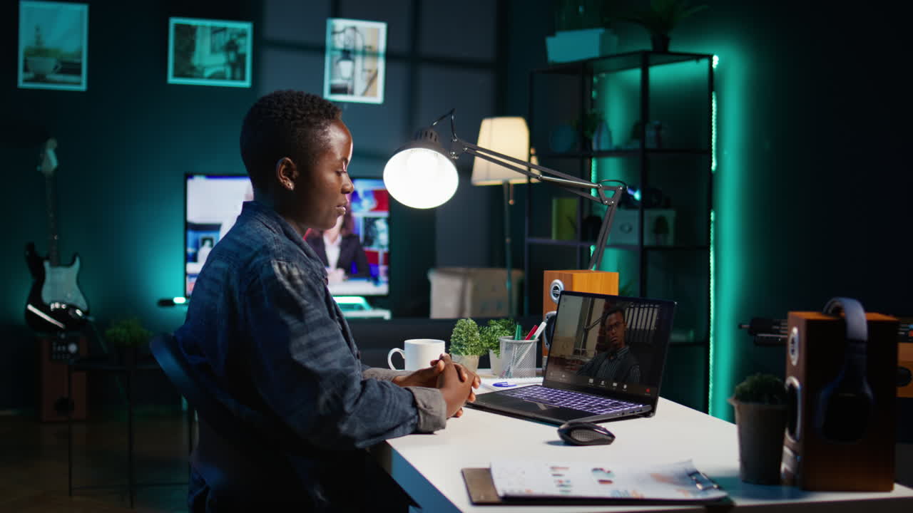 밤에 온라인 회의