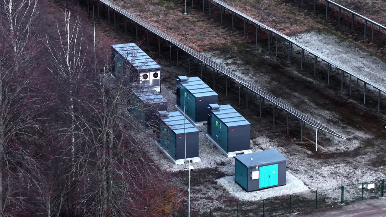 Sistema di accumulo di energia a batteria e impianto di energia solare a supporto dell'energia sostenibile in vista aerea.