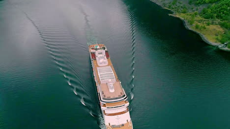 Toma-Aérea-De-Un-Enorme-Ferry-Que-Hace-Ondas-En-El-Agua