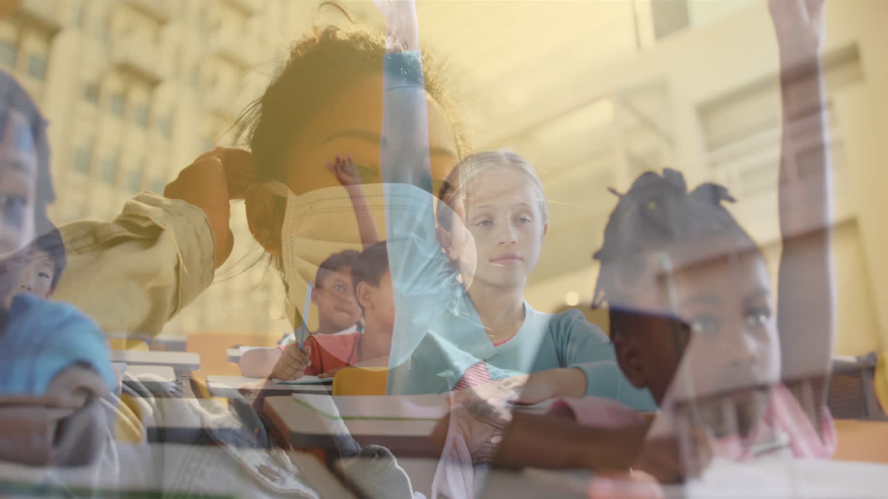 mujer con máscara facial usando teléfono inteligente contra niños en clase