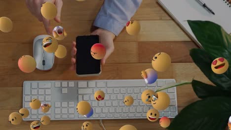 Animation-Von-Emoji-Symbolen-über-Einer-Kaukasischen-Frau,-Die-Ihr-Smartphone-Benutzt