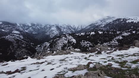 Verschneite-Berglandschaft,-Epischer-Winterhintergrund,-Niedrige-Luftaufnahme,-Rückwärts