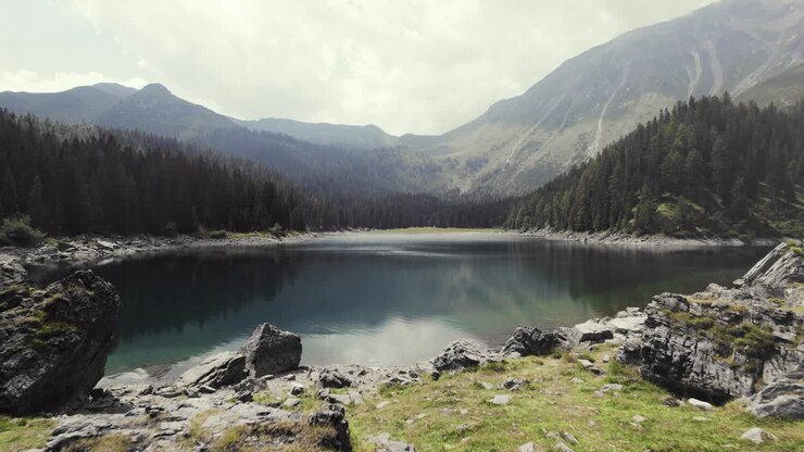 Vista aerea pittoresca di un lago di montagna-3