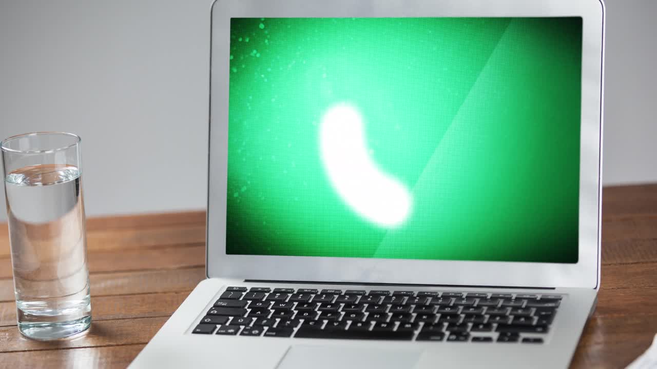 animación del procesamiento de datos en la pantalla del portátil