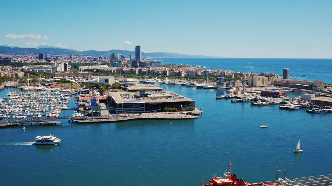 바르셀로나의 분주한 항구 위에서 본 전망